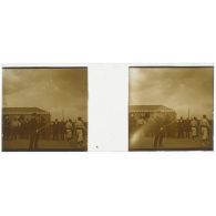 [Cérémonie militaire à Longchamp ? : défilé devant une tente à rayures avec la mention PRESSE].<br>