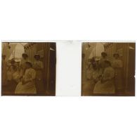 [Cérémonie militaire à Longchamp ? : infirmières devant une tente à rayures avec la mention AMBULANCE].<br>