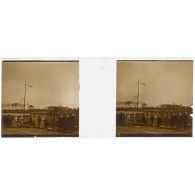 [Cérémonie militaire à Longchamp ? : infirmières et soldats].<br>