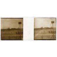 [Cérémonie militaire à Longchamp ? : défilé sur un stade ou un hippodrome].<br>