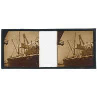 [Vue rapprochée d'un navire non identifié].<br>