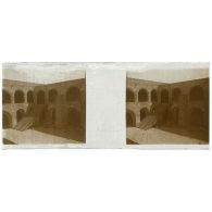 [Malte. Cour intérieure d'une forteresse avec 2 niveaux d'arcades].<br>