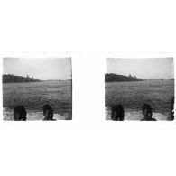 [Malte. Vue prise en mer depuis un bateau. Forteresse à l'arrière-plan].<br> [Légende d'origine]