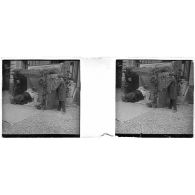 [Représentation du petit chaperon rouge sur une scène en extérieur].<br> [Légende d'origine]