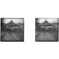 [Tente et tipis, drapeau tricolore à l'arrière-plan].<br>