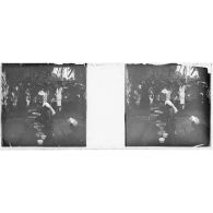 [Européens regardant Marocains (?) parqués derrière un grillage, comme dans une exposition coloniale].<br> [Légende d'origine]