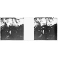 [Européens assistant à une scène avec Marocains ?].<br> [Légende d'origine]