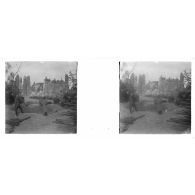 [Nieuport : soldats devant ruines].<br>