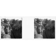 [Soldat observant à la jumelle depuis une tranchée]. [Légende d'origine]