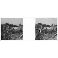 [Deux soldats au milieu de ruines].