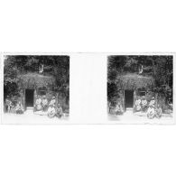 [Un groupe de soldats devant un abri].