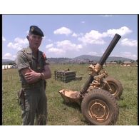 Opération Noroît au Rwanda. Le 21e régiment d'infanterie de marine (21e RIMa) à Kigali ; messe pour la communauté zaïroise du Rwanda ; exercice de déploiement des batteries de mortiers du 68e régiment d'artillerie (68e RA) au nord de Kigali.