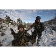Au cours de l'exercice Etoile verte du GMC (groupement commando montagne) de la 27e BIM (brigade d'infanterie de montagne), un commando effectue la capture fictive d'un insurgé.