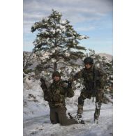 Au cours de l'exercice Etoile verte du GMC (groupement commando montagne) de la 27e BIM (brigade d'infanterie de montagne), un commando effectue la capture fictive d'un insurgé.