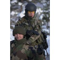 Au cours de l'exercice Etoile verte du GMC (groupement commando montagne) de la 27e BIM (brigade d'infanterie de montagne), un commando, équipé notamment d'un pistolet automatique Glock 17, effectue la capture fictive d'un insurgé.
