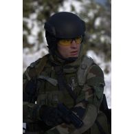 Portrait d'un commando qui participe à l'exercice Etoile verte du GMC (groupement commando montagne) de la 27e BIM (brigade d'infanterie de montagne), équipé d'un pistolet automatique Glock 17.