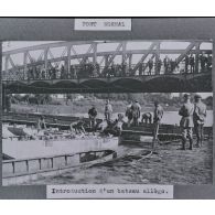 Collection de photographies sur le franchissement d'un cours d'eau par le génie militaire en 1922.