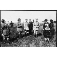[Personnalités militaires de l'armée de l'Air sur le terrain d'aviation de Villacoublay].