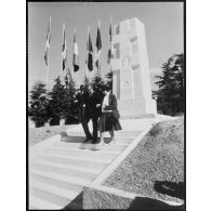 Madame la générale de Larminat - Monsieur Pierre Delsol, commandeur de la légion d'honneur, compagnon de la libération, ancien 1ère DFL. [légende d'origine]