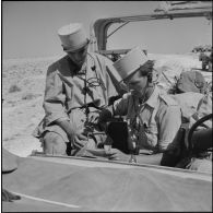 Exercice de transmission pour des soldats d'une compagnie saharienne portée de la Légion (CSPL) dans la région de Tebessa.