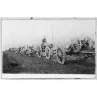 Une batterie de 270 à traction sur la route de Verdun. [légende d'origine]<br>