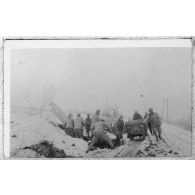 Ravitaillement en obus par Decauville. [légende d'origine]<br>
