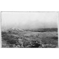 Les anciennes tranchées boches. Le coin des entonnoirs de la cote 200. [légende d'origine]