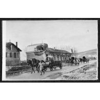 Un convoi. Belleville. Verdun. [légende d'origine]