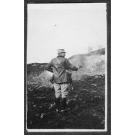 Le commandant Morand tire au revolver. Repos. Saint Martin Chennetron. [légende d'origine]