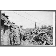 Pose d'une ligne téléphonique. [légende d'origine]
