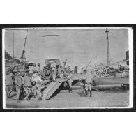 Débarquement sur les quais de Dunkerque Les Flandres. [légende d'origine]