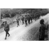 Repos en Italie. Avril 1944. [légende d'origine]