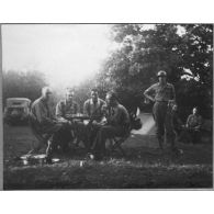 Repos en Italie. Avril 1944. [légende d'origine]
