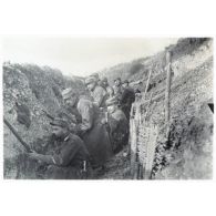 [Ablain, 1915. Soldats dans une tranchée].