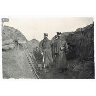 [Deux officiers dans une tranchée].