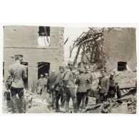 Dans Ablain St Nazaire devant la porte du colonel. Visite des officiers des armées alliées. [légende d'origine]
