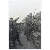 [Un soldat dans une tranchée fait semblant de pointer son pistolet].