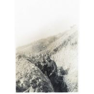 [Soldats dans une tranchée].