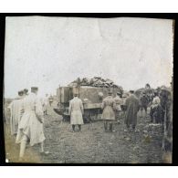 [Un groupe de soldats et d'officiers examine un char blindé Schneider].