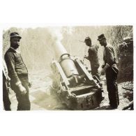 [Artilleurs autour d'un mortier de 210 mm en action].