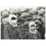 [Les soldats du 279e régiment d'infanterie (RI) portent la "cagoule anglaise" (masques à gaz) dans les tranchées].
