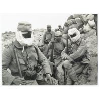 [Les soldats du 279e régiment d'infanterie (RI) portent la "cagoule anglaise" (masques à gaz) dans les tranchées].