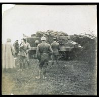 [Un groupe de soldats et d'officiers devant un char].