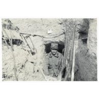 [Un soldat dans l'entrée de son gourbi].