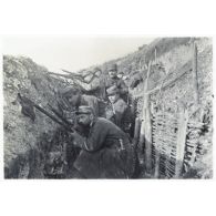 [Ablain, 1915. Les soldats armés de leurs fusils sont postés dans la tranchée].