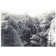 [Soldats dans une tranchée devant Ablain].