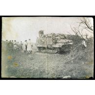 [Un groupe de soldats et d'officiers devant un char].