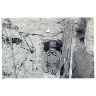 [Un soldat dans l'entrée de son gourbi].
