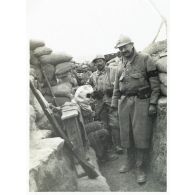[Des soldats du 279e régiment d'infanterie (RI) portent la "cagoule anglaise" (masques à gaz) dans les tranchées].