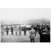 Algérie : Inauguration à Ouargla du monument Foureau Lamy - de dos : Gal. Reibell, de face de droite à gauche, X, Maréchal Franchet d'Esperey, Gal. Ronderez, Gal. Joullaud, Gal.Meynier, Gal. De Chambrub. [légende d'origine]